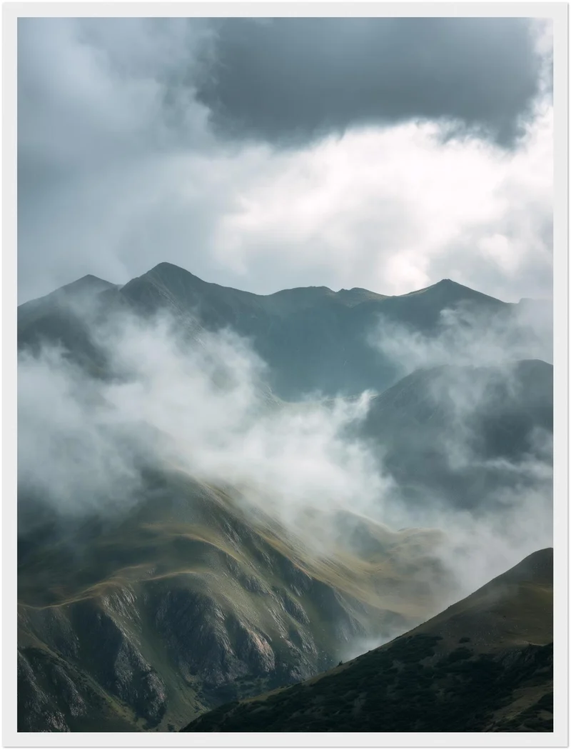 Neblige Berglandschaft Poster
