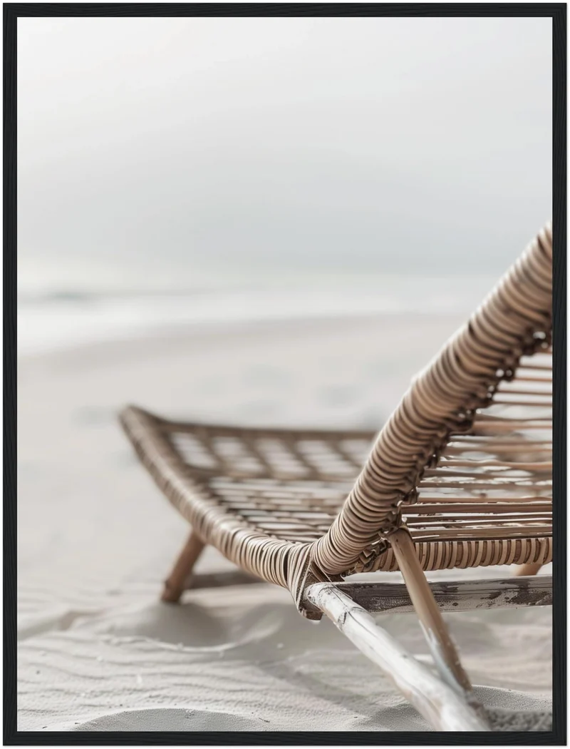 Geflochtener Strandstuhl im Sand Poster