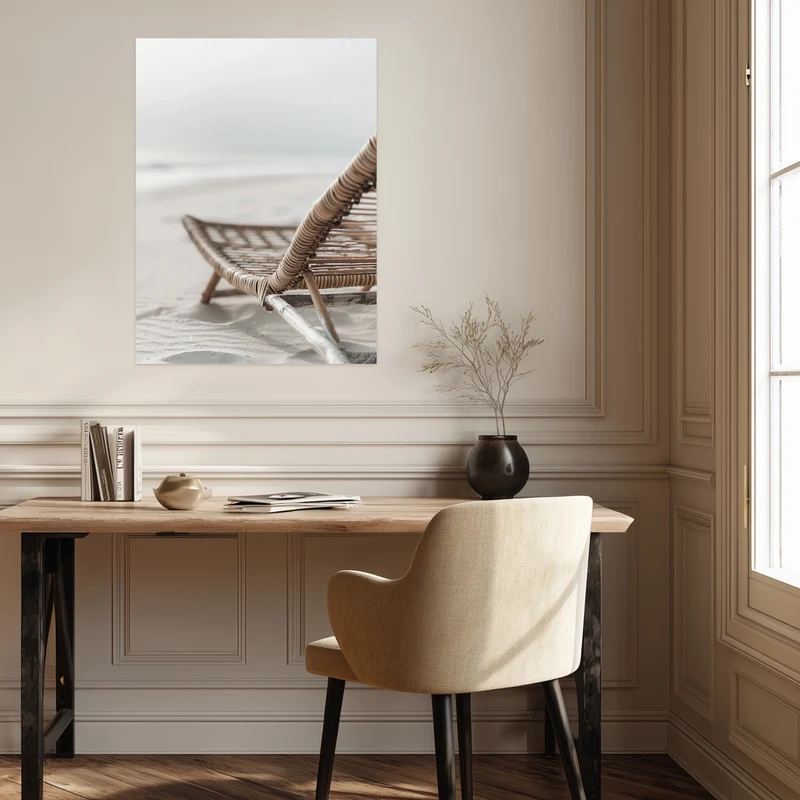 Geflochtener Strandstuhl im Sand Leinwandbild