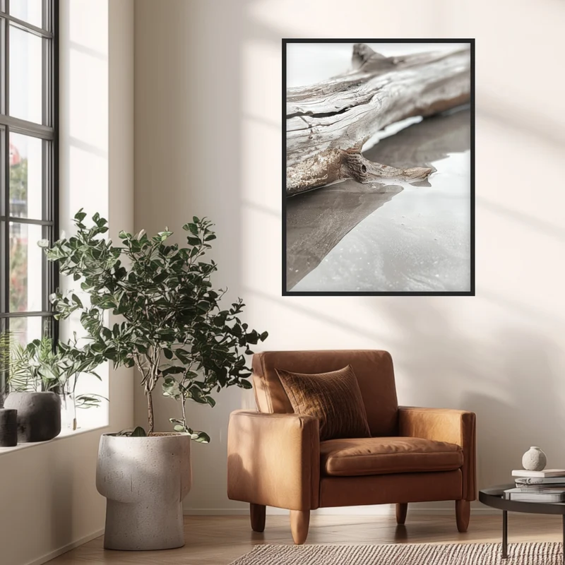 Verwittertes Treibholz am Strand Poster