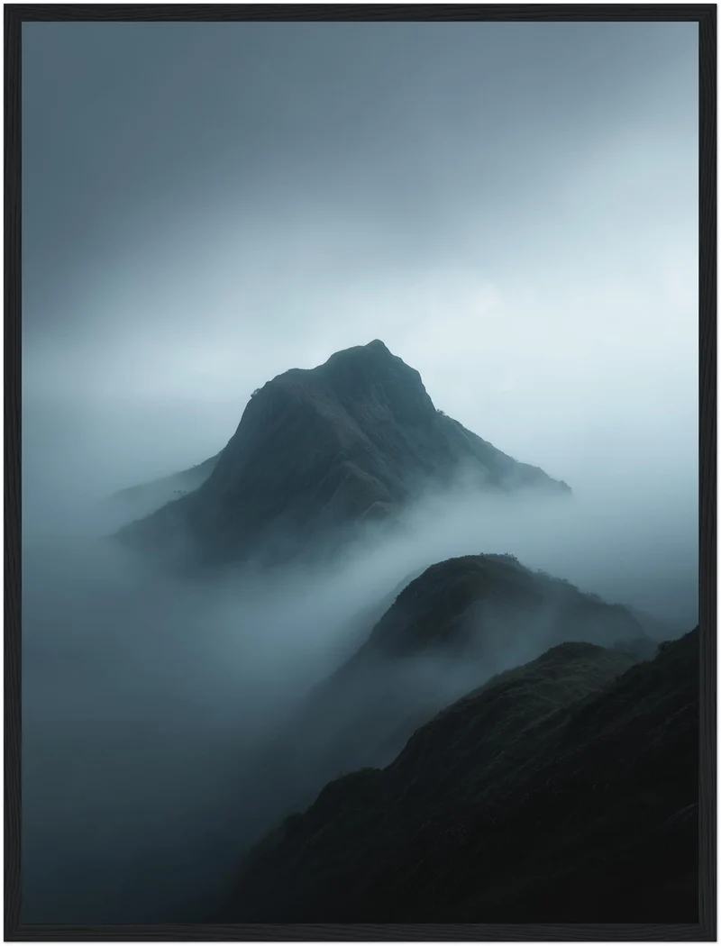 Nebliger Bergkamm im Morgenlicht Poster