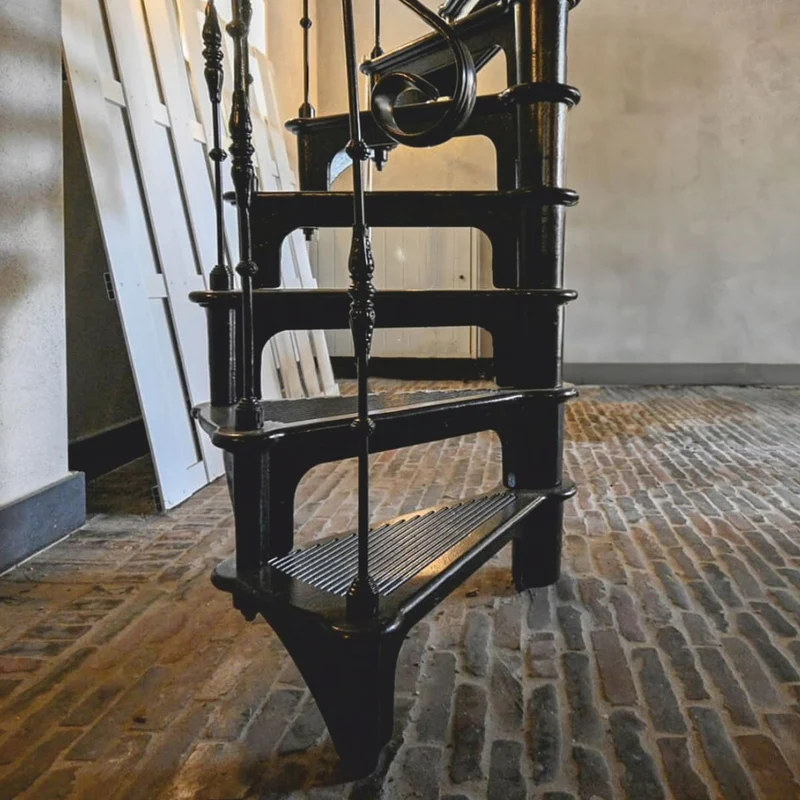 Casa Padrino Gusseisen Wendeltreppe mit Geländer linke Seite Schwarz H. 300 cm - Rustikale Spiraltreppe