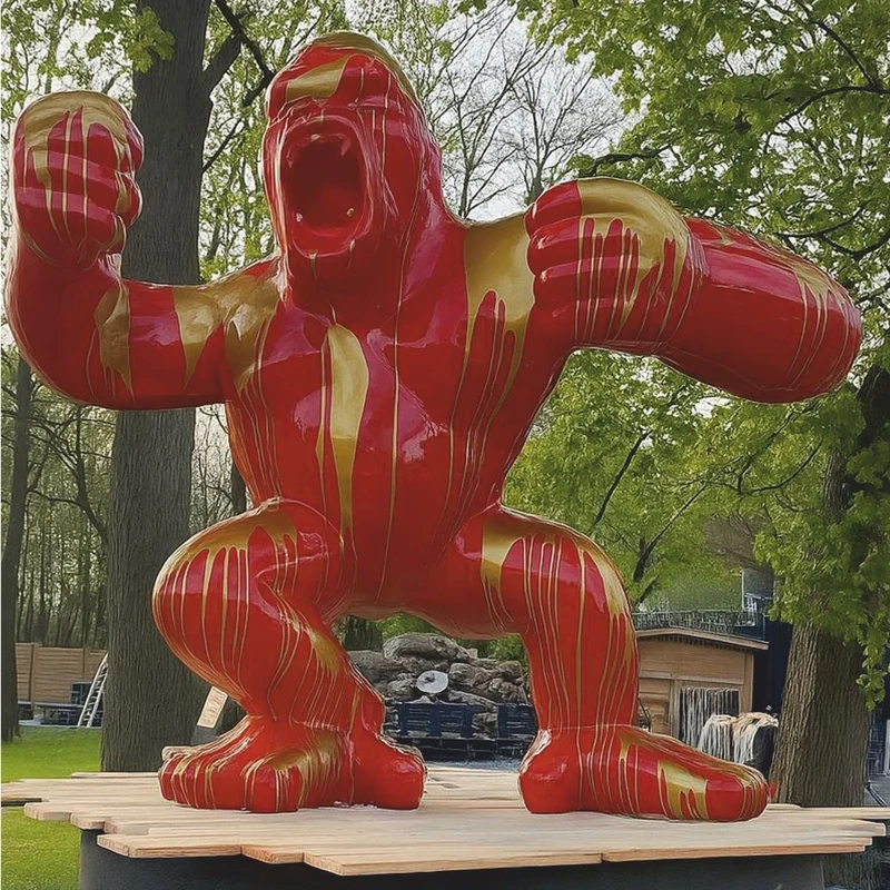 Casa Padrino XXL Deko Skulptur Gorilla Affe Rot / Gold H. 180 cm - Garten Figur