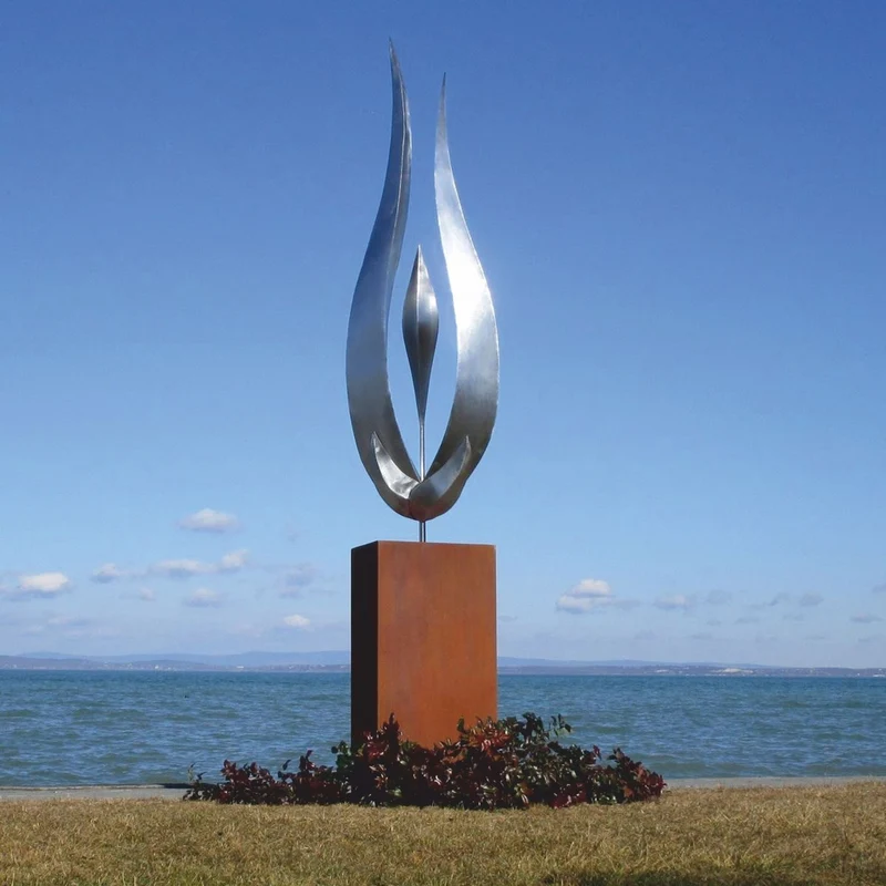 Casa Padrino Luxus Garten Deko Metall Skulptur mit Säule Silber / Rost H. 324 cm
