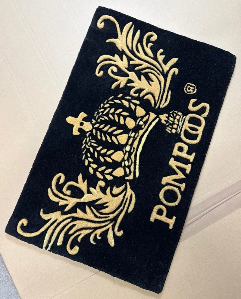 Casa Padrino Luxus Fußmatte Krone von Harald Glööckler Pompöös Schwarz / Gold 80 x 50 cm