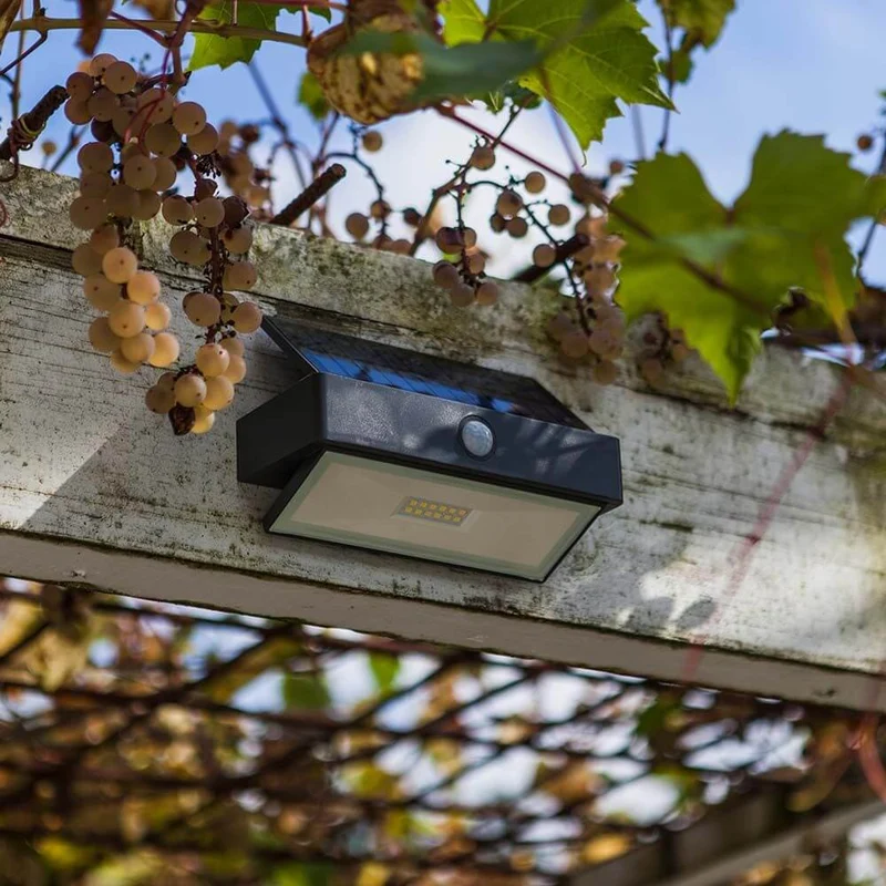 LED-Wandleuchte Arrow mit Solarpanel und Bewegungsmelder