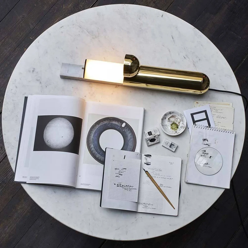 DCWéditions ISP LED Marmor Tischleuchte Messing-Lackiert