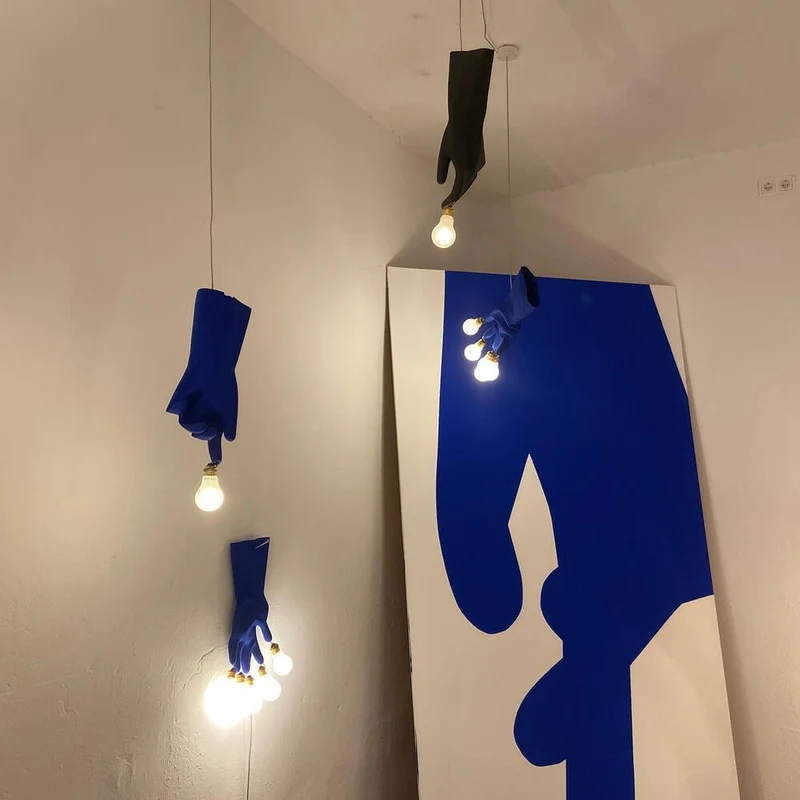 Ingo Maurer LED Wandlampe Luzy On The Wall Gummihandschuh blau